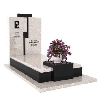 KOLEKCJA 2021. Kamień w odcieniu delikatnego beżu w postaci pomnika nagrobnego.