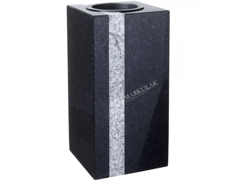 Czarny wazon granitowy w kształcie prostokąta z dodatkową wstawką w kolorze bieli.