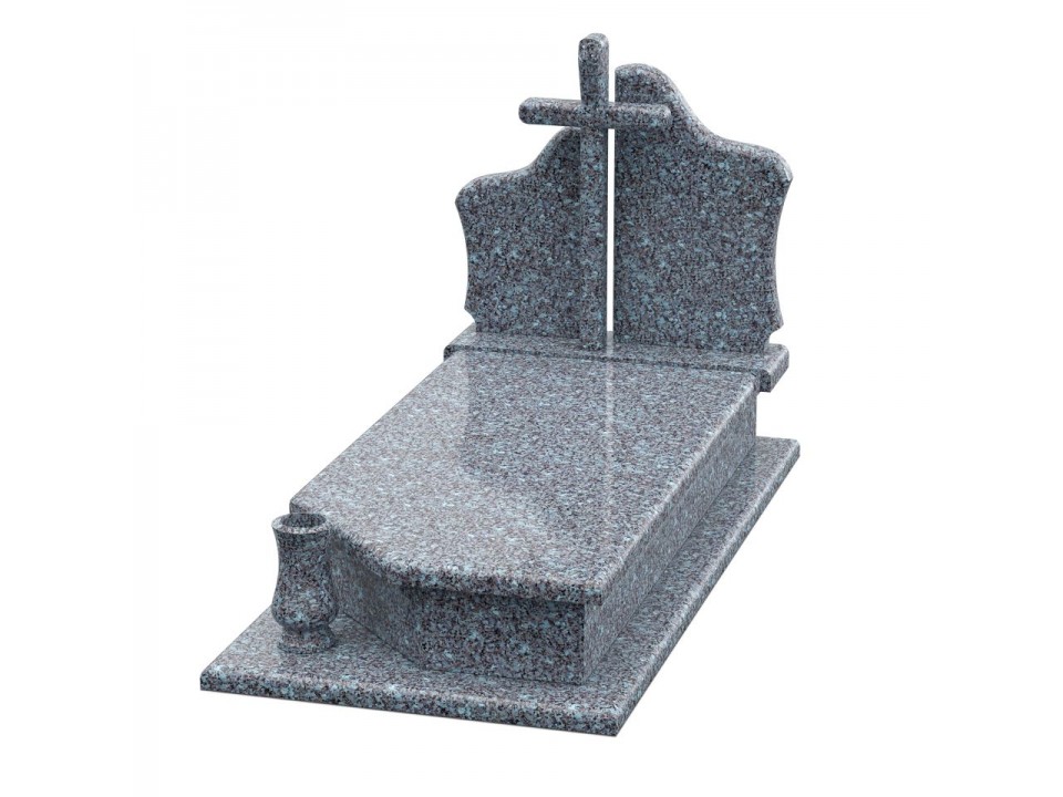 Pomnik z błękitnego labradorytu z tablicą o nieregularnych kształtach i krzyżem wolnostojącym